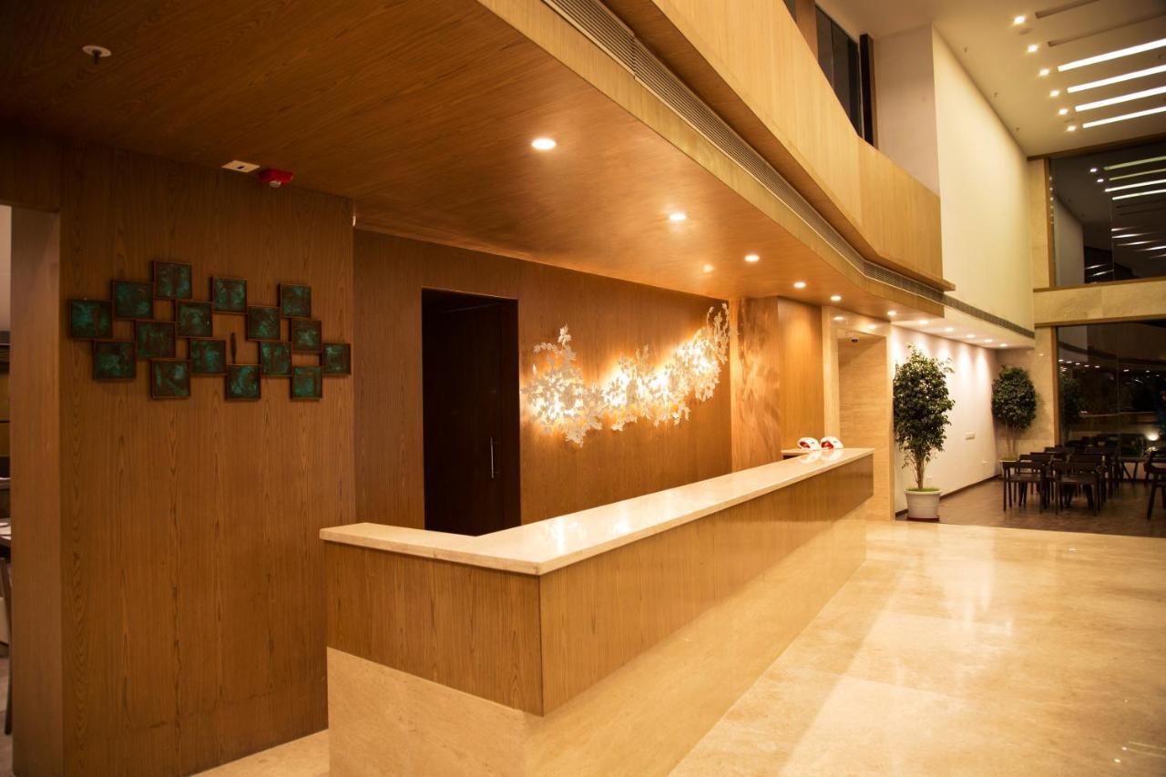 V 7 Hotel Madrás Exterior foto